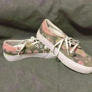 DC girls  camo shoes size 4.5